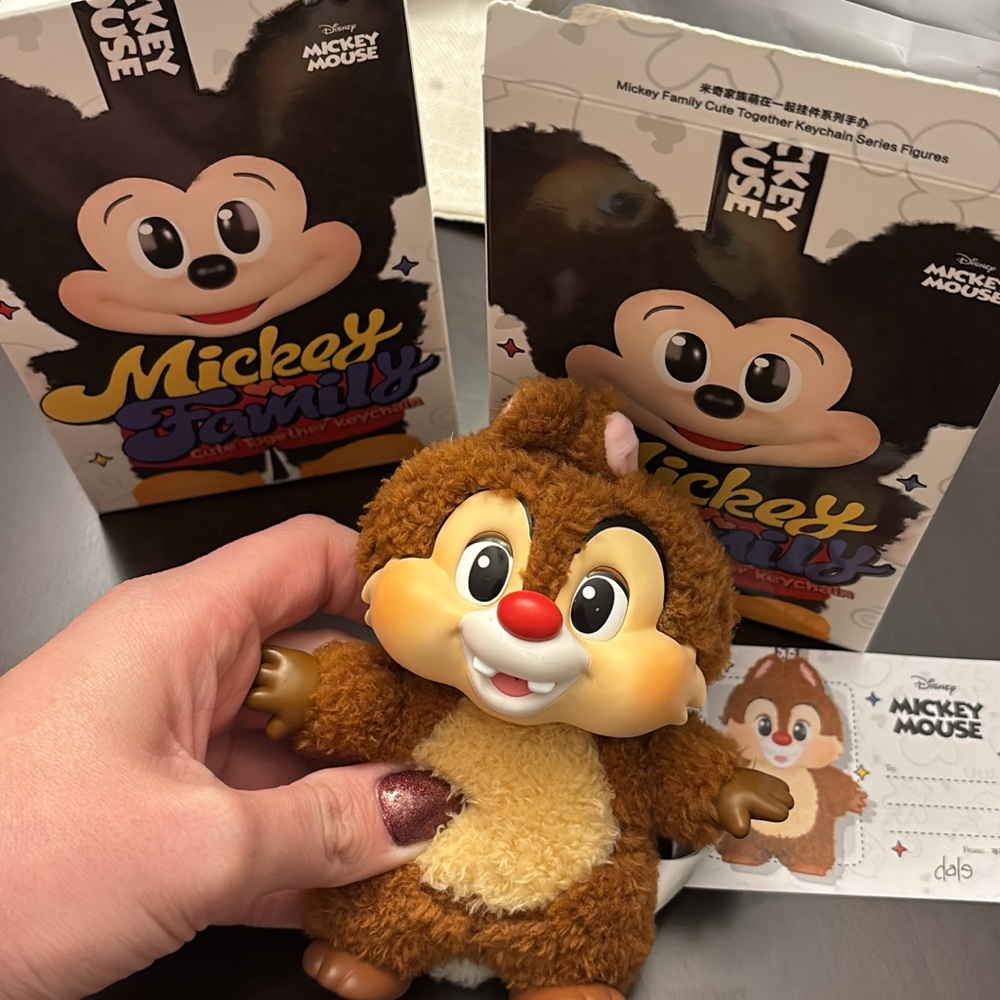 Mickey Family Cute Together- Dale